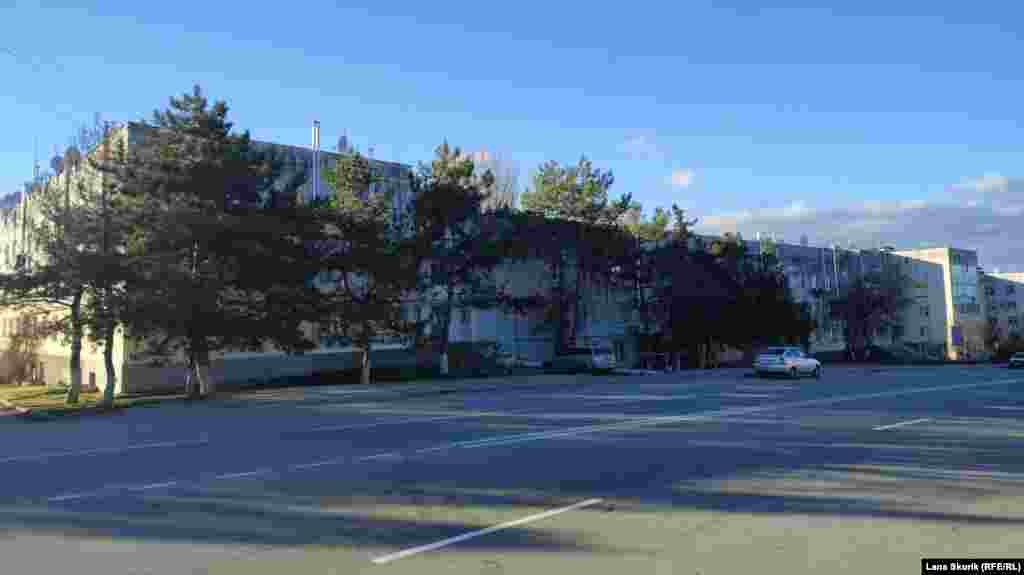 По центральной улице Ленина проходит трасса Бахчисарай – Орловка. На этой улице есть построенные колхозом в советское время многоэтажные дома