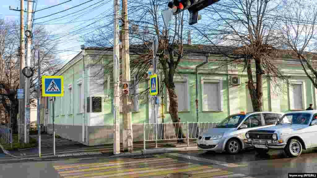 Это с виду неприметное, с современной фасадной отделкой здание на углу улиц Чехова и Караимской имеет историческую ценность для крымскотатарского национального движения. В нем в 1917–1918 годах работал Номан Челебиджихан – выдающийся крымскотатарский общественно-политический деятель, поэт, писатель, первый муфтий мусульман Крыма. Также в этом здании в разные годы располагались Таврическое магометанское духовное правление, Крымскотатарский национальный парламент, Крымскотатарская национальная директория и другие организации