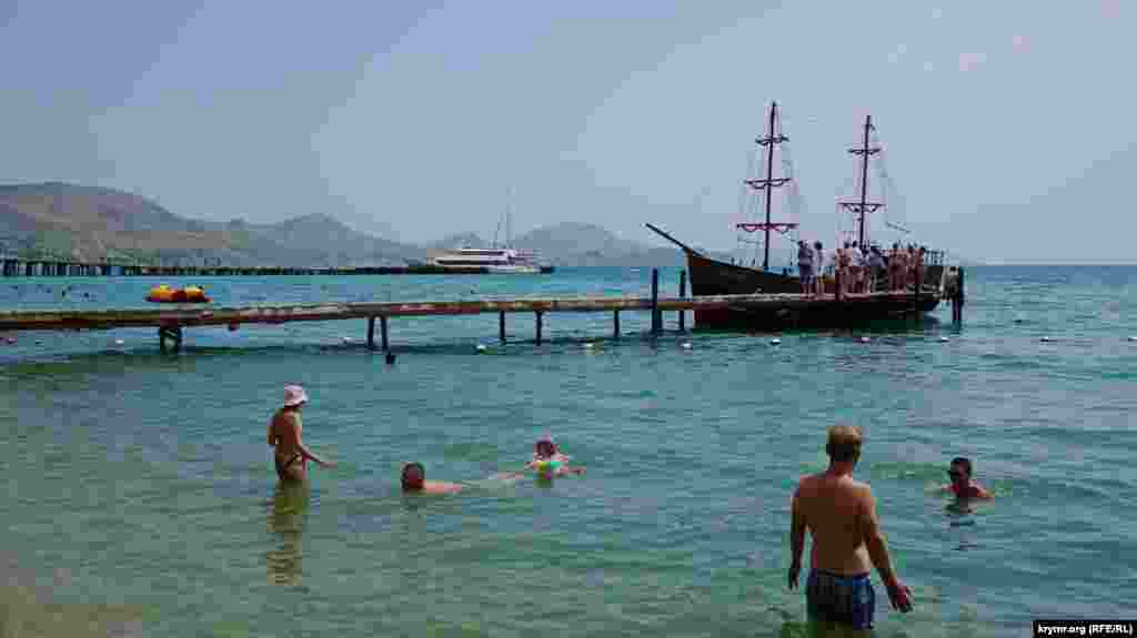 Туда ходят стилизованные под «гриновские» бригантины моторные яхты