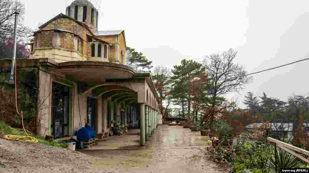 Хотя храм святого страстотерпца Николая над «Массандрой» еще полностью не достроен, богослужения в воскресные и праздничные дни в нем все же проводятся