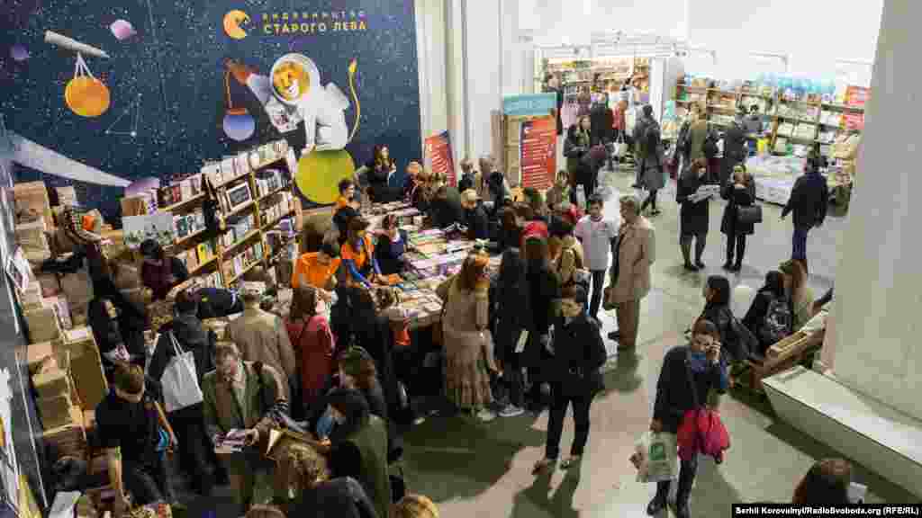 Стенд «Видавництва старого Лева» користується популярністю у публіки, зокрема через те, що саме вони видали перший україномовний переклад книги відомого фізика Стівена Хокінга «Джордж і таємний ключ до Всесвіту»