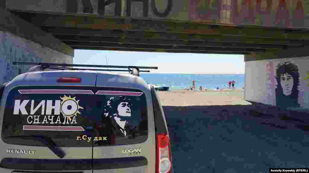 Мурал с изображением Виктора Цоя в селе Морское. В 1981 году местные жители стали первыми слушателями песен группы, которая впоследствии получила название «Кино»