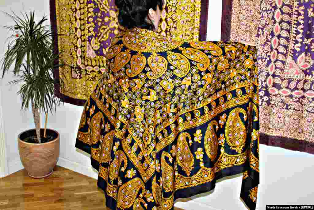 Сегодня их еще можно купить – старые и новые. Если повезет, можно найти старый шелк в новом окрасе или "старый" орнамент на современной ткани.