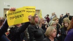 Москвичей заменили массовкой Москвичей заменили массовкой