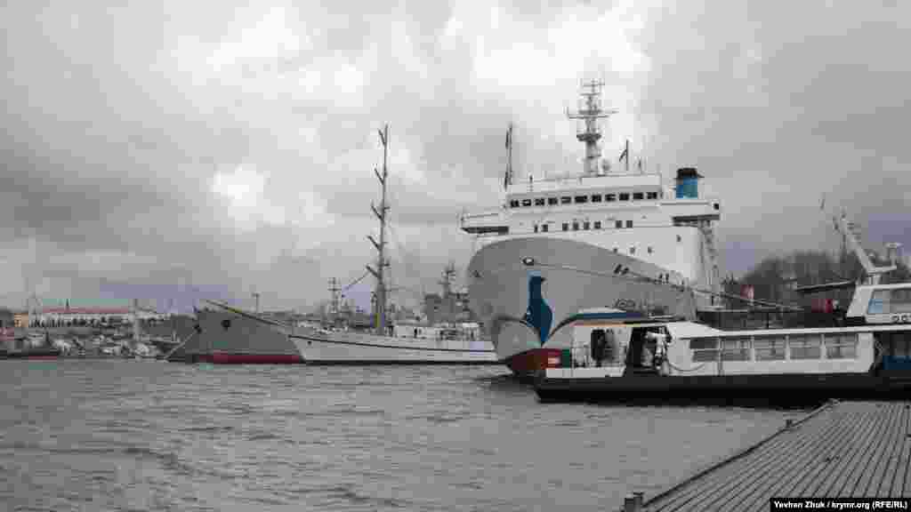 Корабли Черноморского флота России, парусник «Херсонес» и круизное судно «Князь Владимир» укрылись в Южной бухте