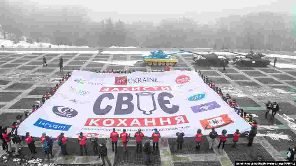 В акції взяли участь близько п'ятдесяти студентів та волонтерів 