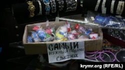 Коробка с новогодними подарками (архивное фото)