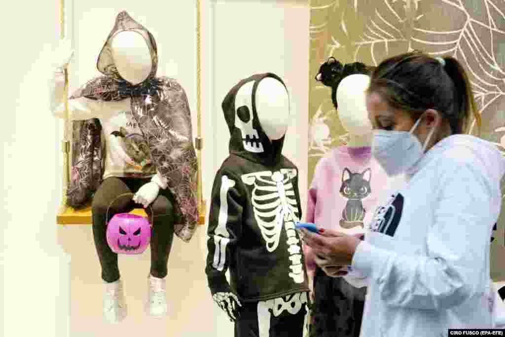 Вітрина крамниці в Неаполі, південь Італії. Через спалах COVID-19 у регіоні на вихідні, що випадають на Геловін, у барах, ресторанах та нічних закладах запровадили комендантську годину з 22:00  