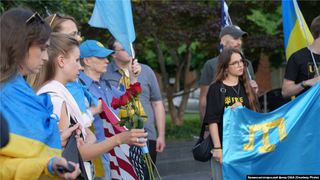Крымскотатарские флаги на церемония памяти жертв геноцида крымскотатарского народа возле Мемориала жертвам коммунизма в Вашингтоне, 18 мая 2025 г.