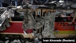 Поврежденный после обстрелов трамвай в Харькове. Июнь 2022 года