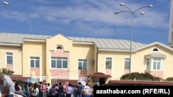 Очередь у российского посольства в Ашхабаде