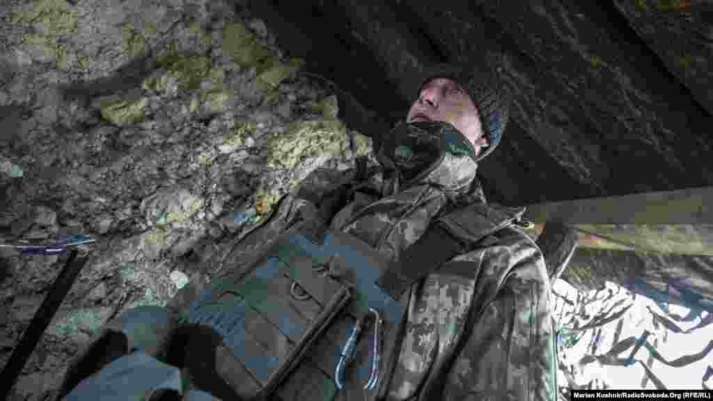 Позивний «Племяш» каже, що кожен раз невдовзі після оголошення режиму тиші прилітають снаряди з важкого озброєння 