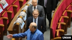 Народні депутати Вадим Рабінович (на передньому плані), Віктор Медведчук та Нестор Шуфрич від партії «Опозиційна платформа – За життя» у перший день засідання Верховної Ради IX скликання. Київ, 29 серпня 2019 року