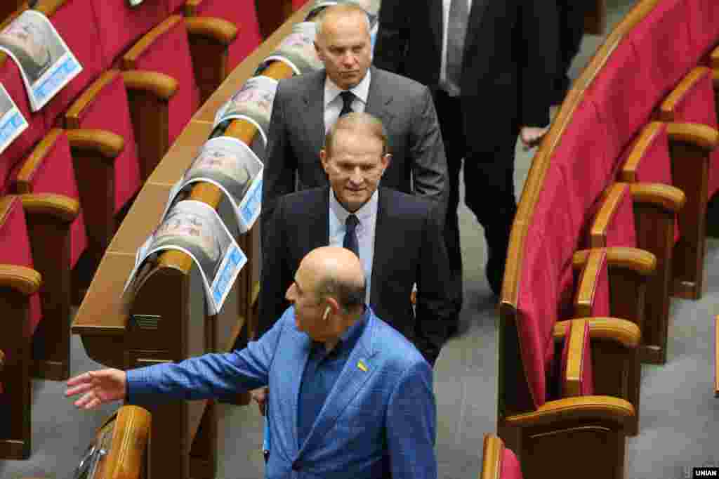 Народні депутати Вадим Рабінович (на передньому плані), Віктор Медведчук та Нестор Шуфрич від «Опозиційної платформи – За життя» у перший день засідання Верховної Ради IX скликання 