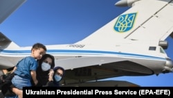 За даними відомства, Україна перебуває в десятці країн Європи із найбільшою кількістю евакуйованих з Афганістану (на фото: евакуйовані з Кабулу в аеропорту «Бориспіль», 22 серпня 2021 року)