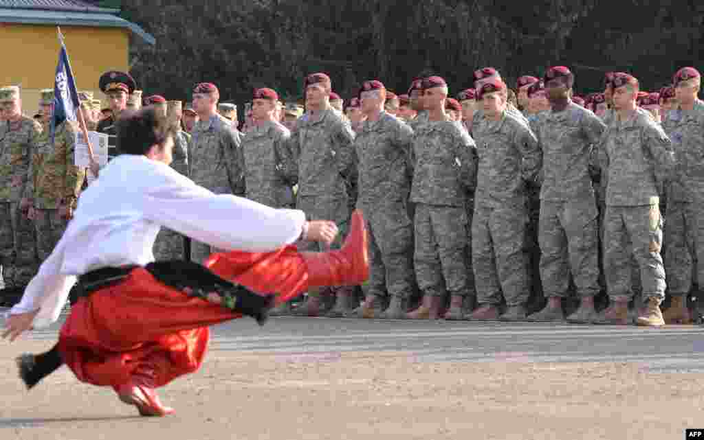 Выступление украинских танцоров на открытии учений.