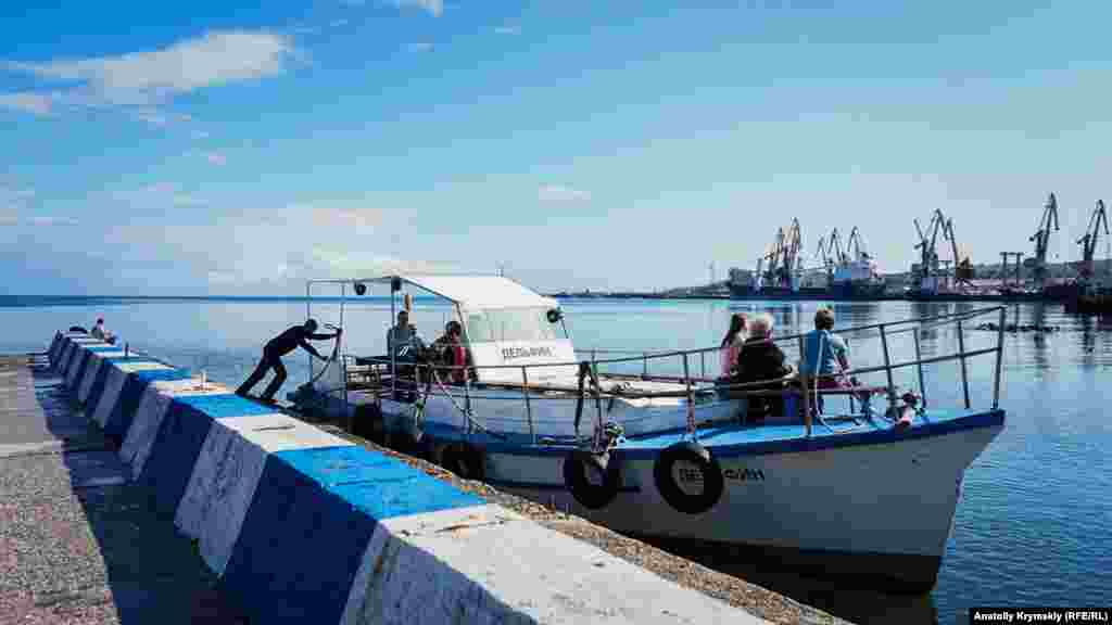 Катер «Дельфин» отчаливает на часовую прогулку по Феодосийскому заливу