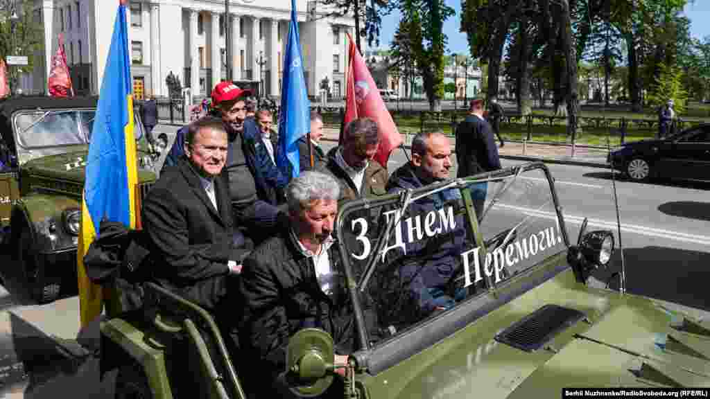 Віктор Медведчук із соратниками по фракції ОПЗЖ Вадимом Рабіновичом, Юрієм Бойком і Сергієм Льовочкіним влаштували автопробіг ретро-автомобілів вулицями Києва 