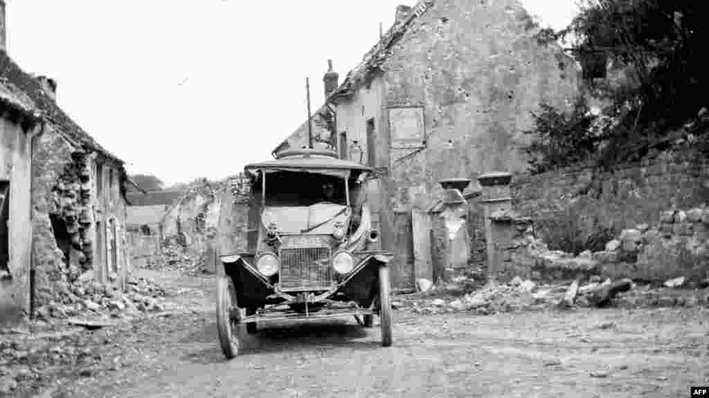 Американский «Форд» – машина скорой помощи, оставленная в опустошенном селе в Бельгии. Сентябрь 1918 года