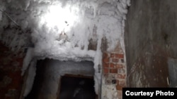 Ледяные сталактиты в парадной дома на улице Западная