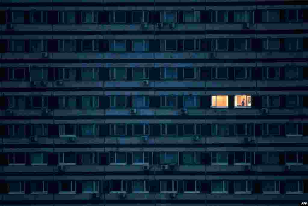 Чоловік увімкнув світло у своєму помешканні під час карантину в Москві. Фото від 4 травня (AFP/Kirill Kudryavtsev)