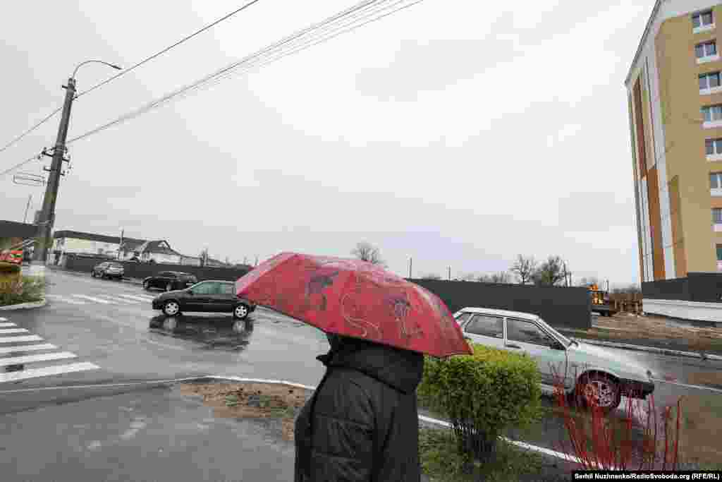 Руїни всіх девʼяти розтрощених будинків Бородянки розібрали до другої половини квітня 2022 року. ДСНС повідомила, що з-під завалів дістали тіла 41 загиблого. Квітень 2022 року / Праворуч – квітень 2025 року