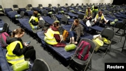 Добровольцы, которые участвуют в учениях по эвакуации, Каунас, Литва, 7 октября 2025 года