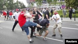 Драка российских и польских болельщиков в Варшаве, 12 июня 2012