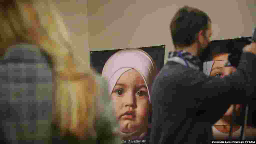 Фотография старшей дочери Раима Айвазова, фигуранта второго симферопольского «дела Хизб ут-Тахрир» в Крыму.  Первый заместитель министра иностранных дел Украины и автор проекта Эмине Джеппар подчеркнула, что особенность фотовыставки в том, что через детей рассказываются истории их родителей – крымских активистов, которые пытались донести правду об аннексированном Крыме