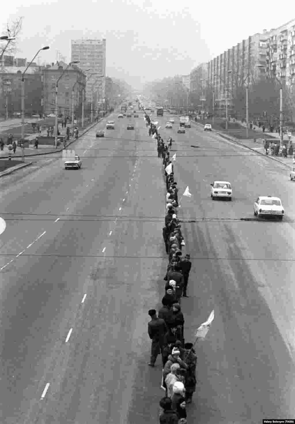 «Живий ланцюг» у столиці України, який тягнеться до Львова, а далі – до Івано-Франківська. Київ, 21 січня 1990 року