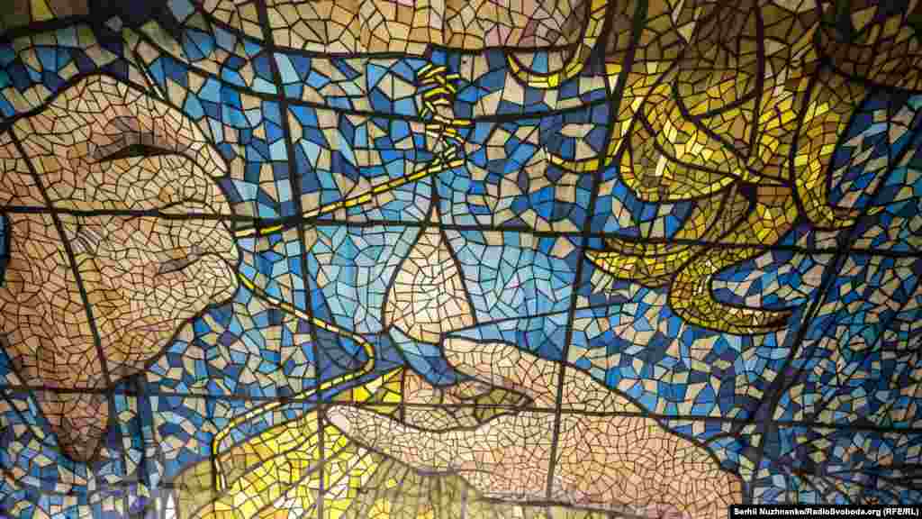 Художник BKFoxx зі США створив у своїй роботі «Unfinished» образ дівчини, яка нібито збирає себе по шматочках. За задумом художника, цей образ уособлює шлях України до самоідентичності