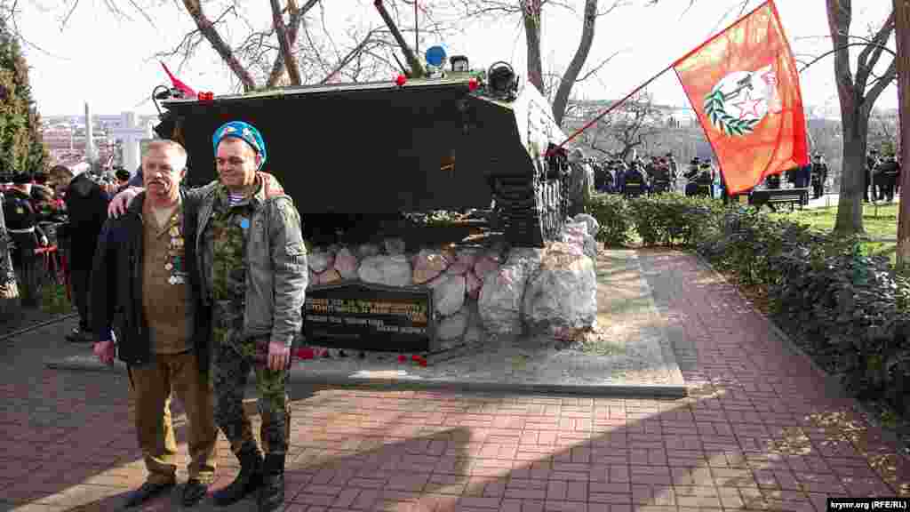 Ветераны войны фотографируются возле бронемашины 