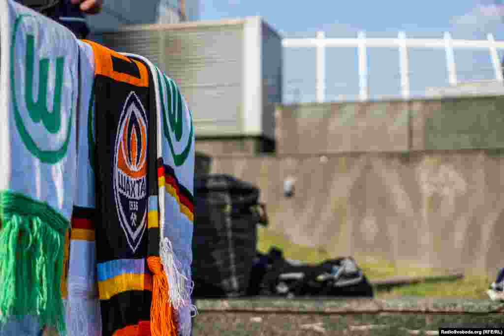 Поодинокі люди ходять площею перед НСК «Олімпійський». Про те, що через 2 години саме тут українська команда побореться за чвертьфінал Ліги Європи, свідчать лише кілька продавців атрибутики. Такі шарфи вони підготували ще до матчу, який мав відбутися в березні у Харкові. Кажуть, що особливих сподівань на те, що продадуть хоч один, не мають