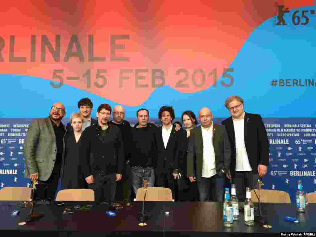 Алексей Герман (второй справа) и его коллеги представляют фильм «Под электрическими облаками». В центре – актер Мераб Нинидзе. Герои этого фильма – интеллигенты, размышляющие о российском времени, которое вечно движется по кругу