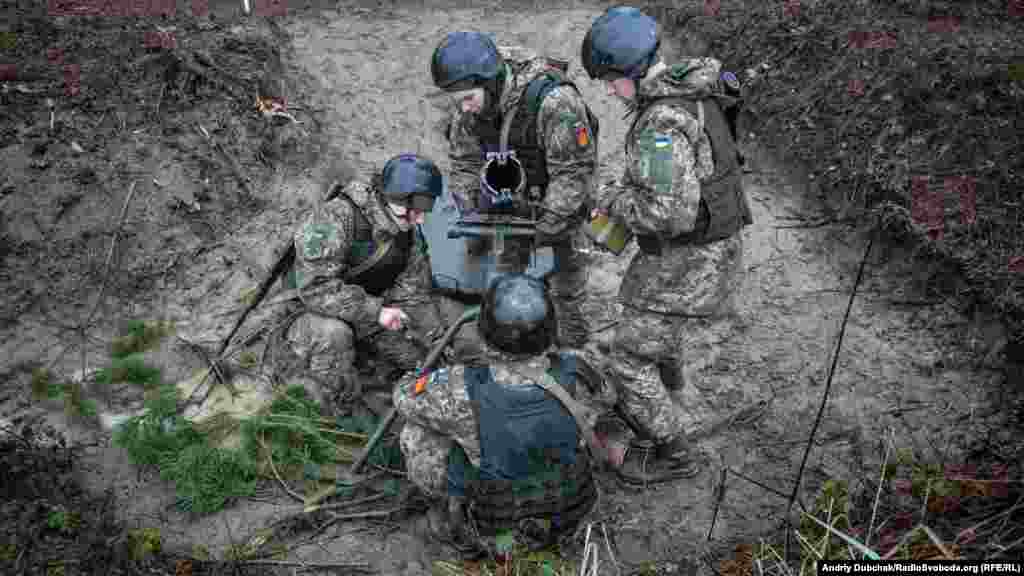 Розрахунок солдатів строкової служби під час польового навчання на мінометі з пневмосистемою. Ця система дозволяє стріляти та тренуватися без використання коштовного бойового боєприпасу. Яворівський полігон, Львівщина, 28 грудня 2018 року 