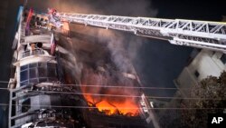 Пожежники намагаються локалізувати пожежу у комерційному приміщенні в Даці. Бангладеш, 29 лютого 2024 року