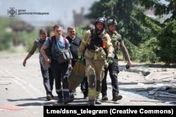 Рятувальники евакуюють поранену внаслідок російського ракетного удару людину. Дніпропетровщина. 24 червня 2025 року