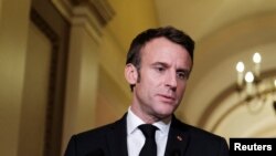 Емманюель Макрон каже, що потрібно надати Україні засоби і можливість повернутися до столу переговорів, щоб забезпечити «довгостроковий мир на тих умовах, які для себе визначить Україна».