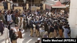 د پولیسو او اپوزیشن غړو ترمنځ اخ و ډب کې د اسمبلۍ څو غړي هم ژوبل شوي.