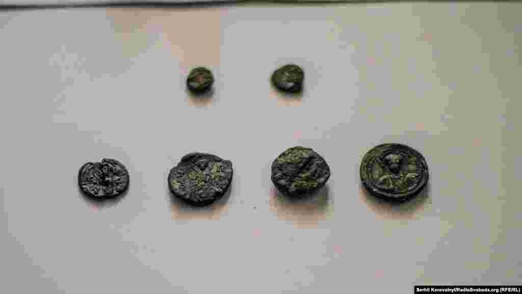 Одна з найбільш унікальних знахідок – княжі печатки. Під Поштовою площею за декілька років їх будо знайдено аж шість – майже стільки, скільки в минулі роки по всьому Києву