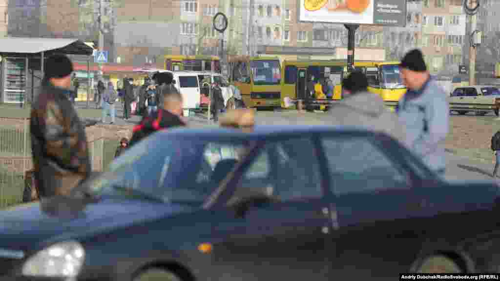 Поруч з зупинкою на клієнтів чекали таксисти. Але особливою популярністю їхні послуги не користувалися. Більшість людей використовує онлайн сервіси таксі. Вартість їхніх послуг суттєво не зросла через загальне зниження пасажиропотоку, та через те, що багато власників авто вирішили підзаробити після закриття на карантин підприємств, де вони працюють