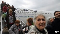 Новые репатрианты из Украины сходят с самолета в израильском аэропорту Бен-Гуриона