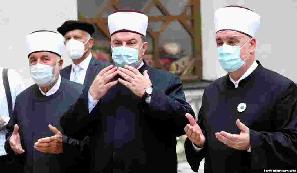 Верховний муфтій Хусейн Кавазович (праворуч), лідер мусульманської громади Боснії – перед головною мечеттю Сараєва на ранковій молитві