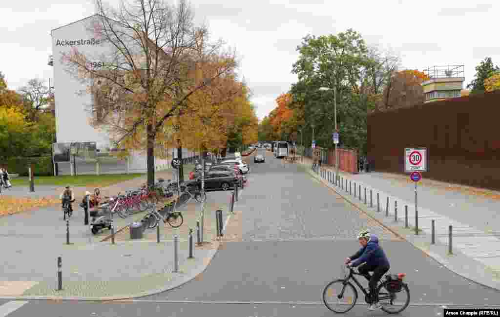 Патрульная машина на "полосе смерти" у улицы Бернауэра в 1989 году