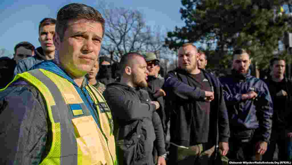 Рядом с ними – представители украинских патриотических организаций, группы превентивной коммуникации, так называемой «полиции диалога» (мужчина слева)