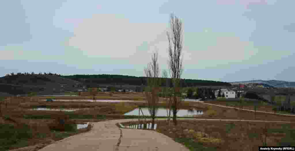 И полностью отвечает названию – с обратной стороны улицы тянется каскад прудов, в которых Роскомвод разводит рыбу.