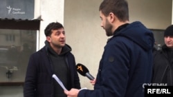 Володимир Зеленський спілкується з журналістом «Схем» біля свого офісу