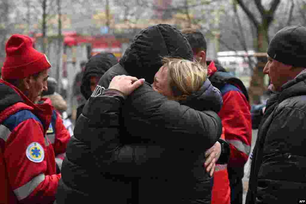 Біля місця влучення. Після російської атаки. Київ, 7 лютого 2024 року
