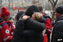 Біля місця влучення внаслідок російської атаки. Київ, 7 лютого 2024 року