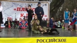 В руках автомат: в Севастополе провели концерт в день «воссоединения» Крыма с Россией (видео) В руках автомат: в Севастополе провели концерт в день «воссоединения» Крыма с Россией (видео)